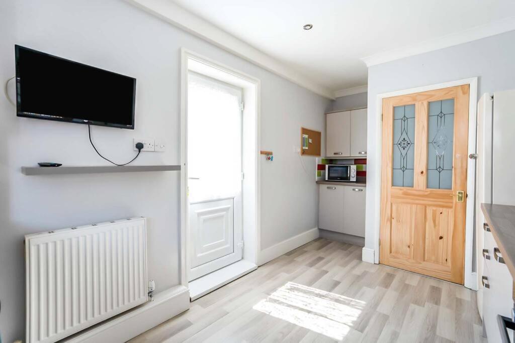 Beautiful 3 Bedroom Home, 10 Minutes Walk To Beach. Клиторпс Экстерьер фото